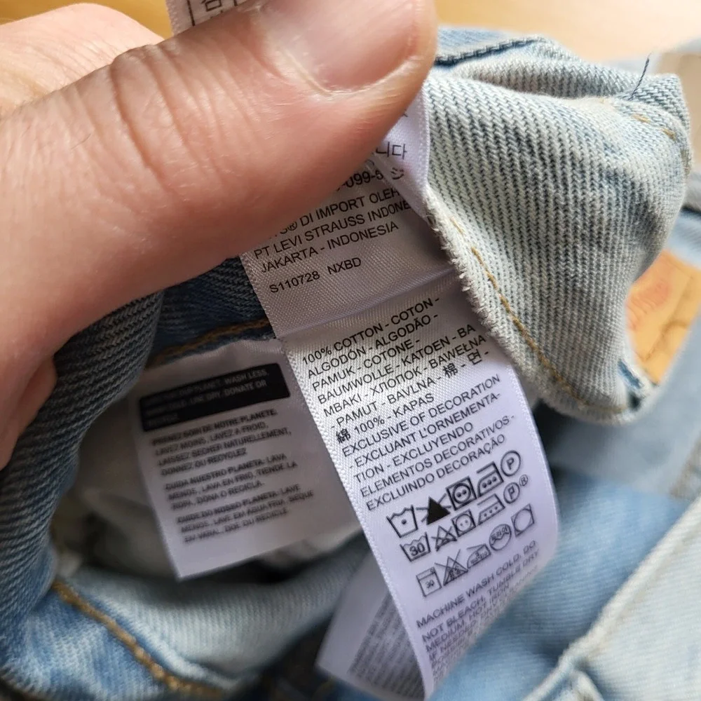 Levis 550 Jean Shorts Mens ACTUAL 39 12 Inch Relaxed Light Wash Baggy 90s Dad - Picture 4 of 10